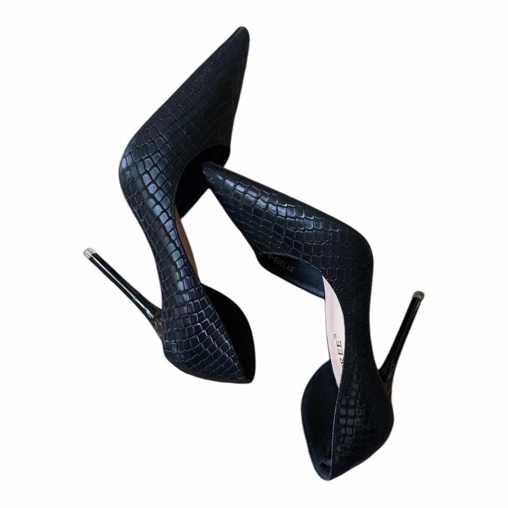 Chic Black Textured Heels